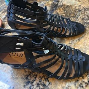 Women’s sandals size 7 1/2